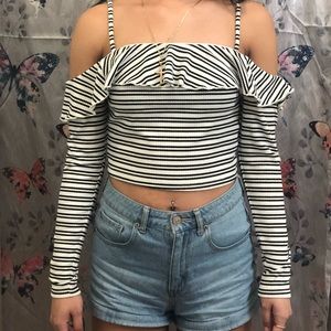 Striped off the shoulder long sleeve🖤🤍